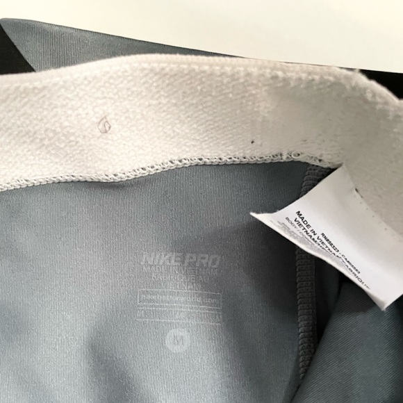 Black and gray Nike cropped workout leggings - Picture 4 of 4